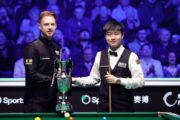 Trump und Zhao mit dem Pokal beim Handshake vor dem Finale