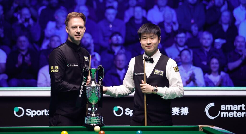 Trump und Zhao mit dem Pokal beim Handshake vor dem Finale