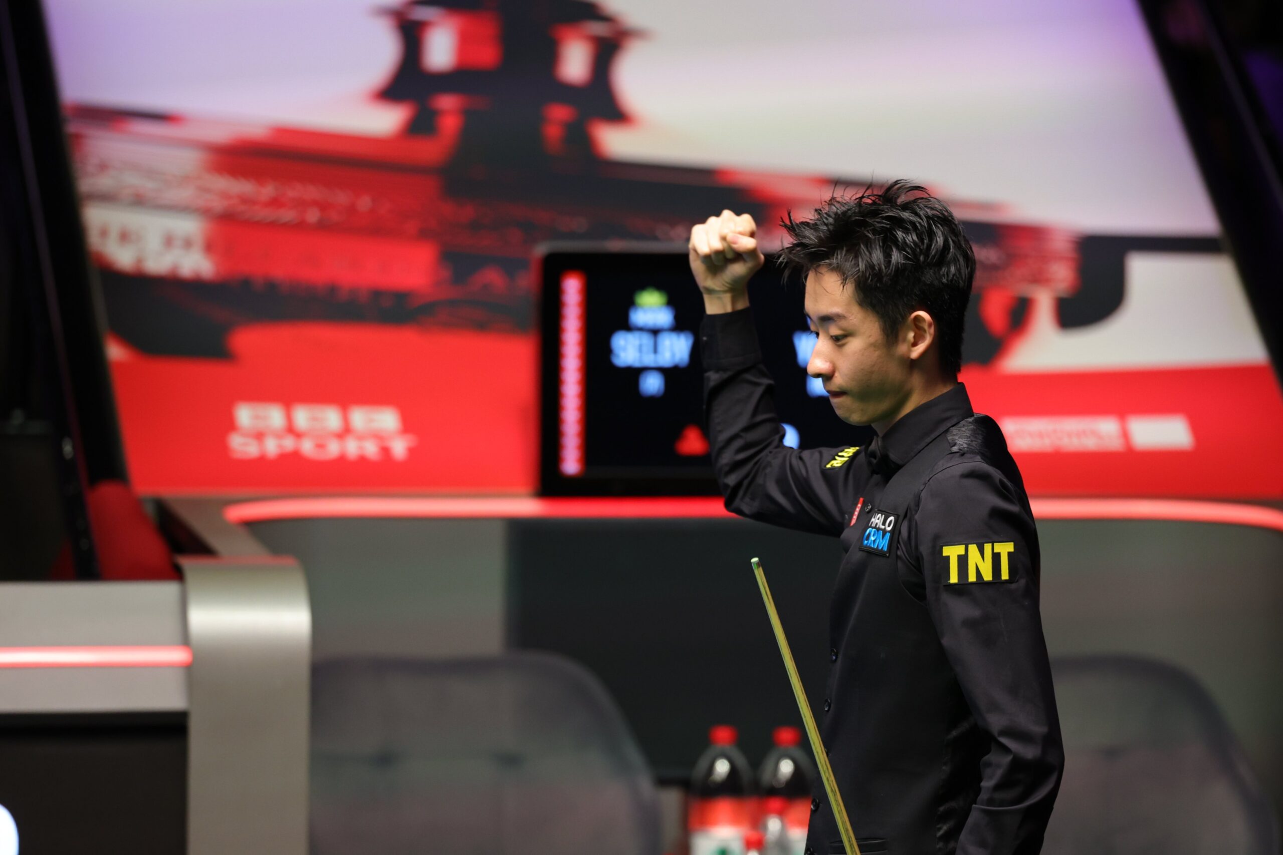 Wu Yize, wie er mit erhobender Faust seinen Einzug ins WM Halbfinale feiert.