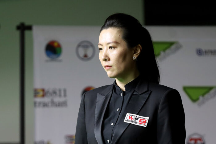 Peggy Li im Jahr 2023, im Profil nach links schauend. Sie trägt eine schwarze Bluse und ein ebensolches Sakko darüber