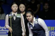 Bai Yulu, Schiedsrichterin Zhou Yanxi und im Vordergrund Panchaya Channoi stehen alle beisammen und werfen einen konzentrierten Blick auf das Spielgeschehen im Viertelfinale der Weltmeisterschaft der Frauen.