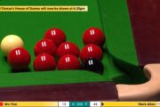 Beim Spielstand von 7 zu 6 für Mark Allen über Wu Yize steht es 43 zu 13 für Allen in Frame 14. Gezeigt ist eine Nahaufnahme der rechten Ecktasche an der Kopfbande, an die sich der Spielball sowie acht Rote kuscheln, der Eingang der Tasche wird dabei durch Schwarz blockiert. Oben im Bild sieht man einen Hinweis eingeblendet, dass sich die Ausstrahlung von Richard Osmans House of Games verzögert.