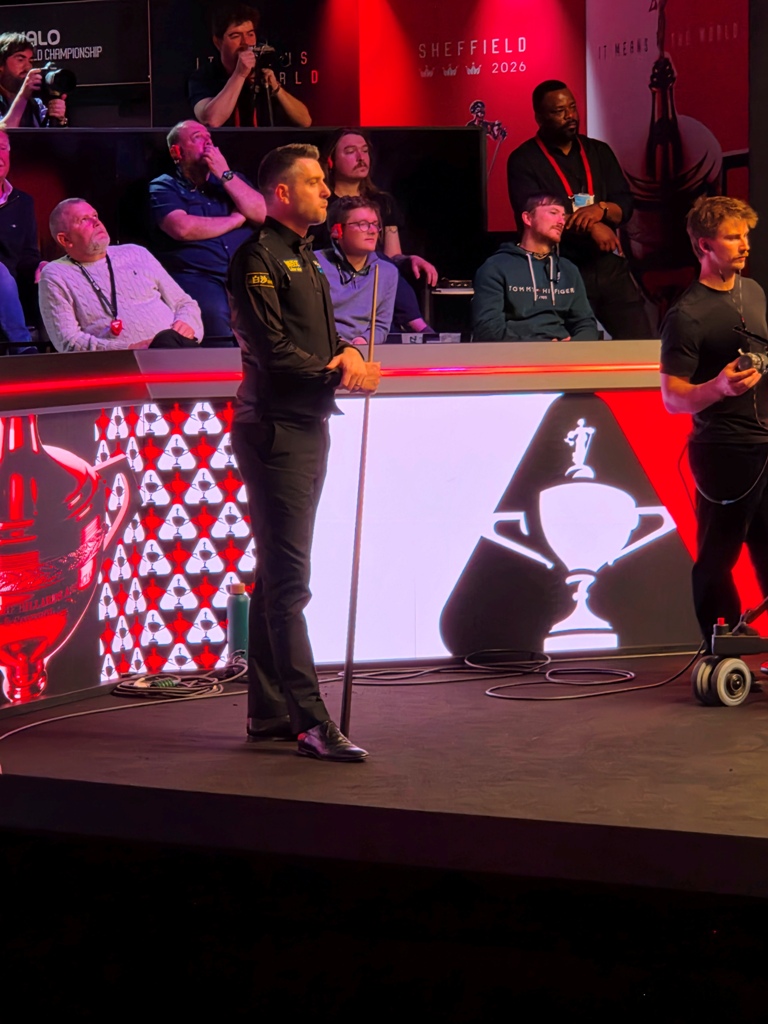Mark Selby steht im Crucible und guckt auf den Tisch, der nicht im Bild ist