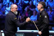 Herzlicher Handschlag zwischen Mark Williams und Liam Davies bei den English Open 2026