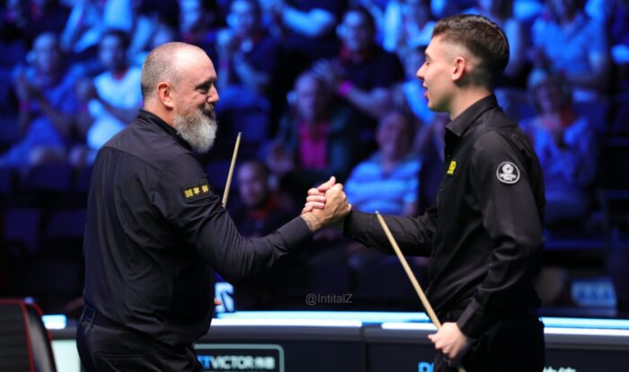 Herzlicher Handschlag zwischen Mark Williams und Liam Davies bei den English Open 2026